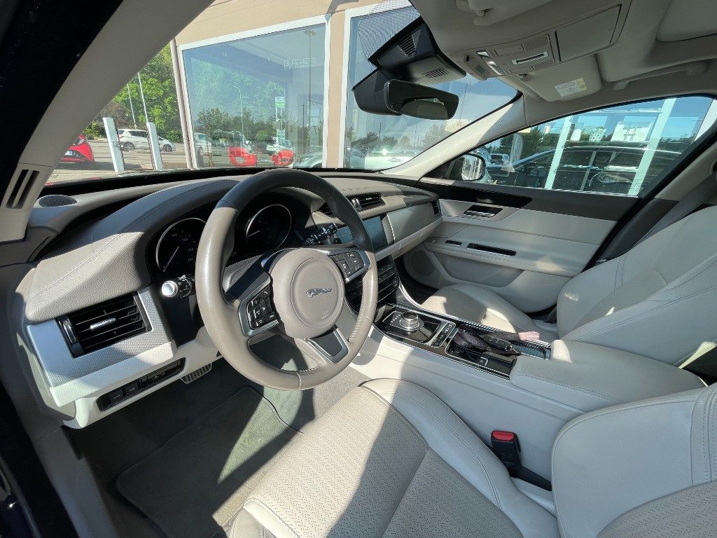 Jaguar XF  Sportbrake 2.0 D 180 CV AWD aut. Chequered Flag