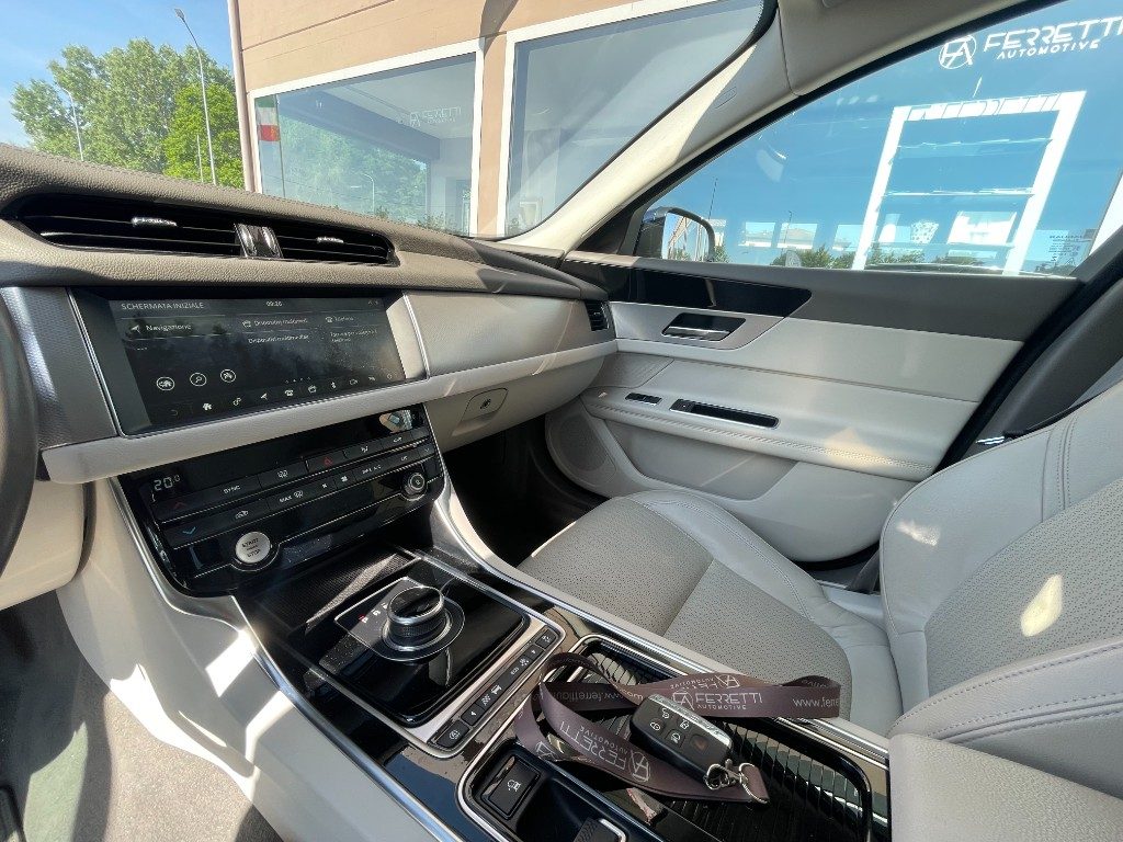 Jaguar XF  Sportbrake 2.0 D 180 CV AWD aut. Chequered Flag