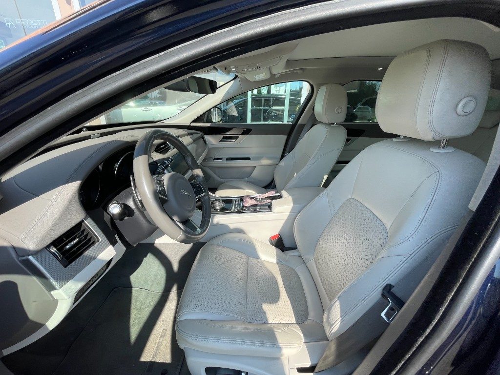 Jaguar XF  Sportbrake 2.0 D 180 CV AWD aut. Chequered Flag