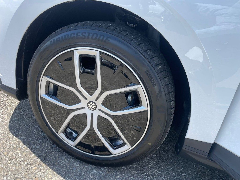 MG MG4  Luxury 64 KWh