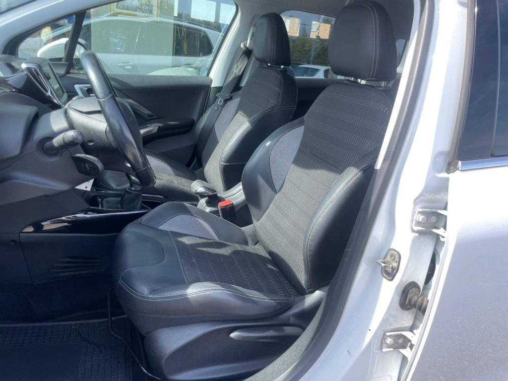 Peugeot 2008  BlueHDi 100cv Black Matt