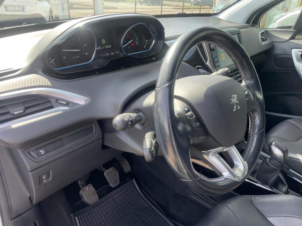 Peugeot 2008  BlueHDi 100cv Black Matt