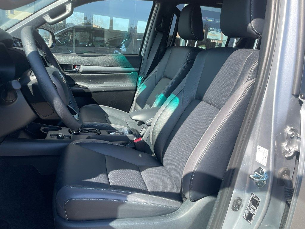 Toyota Hilux  2.8 D-4D A/T 4WD 48V 4 porte Double Cab Invincible