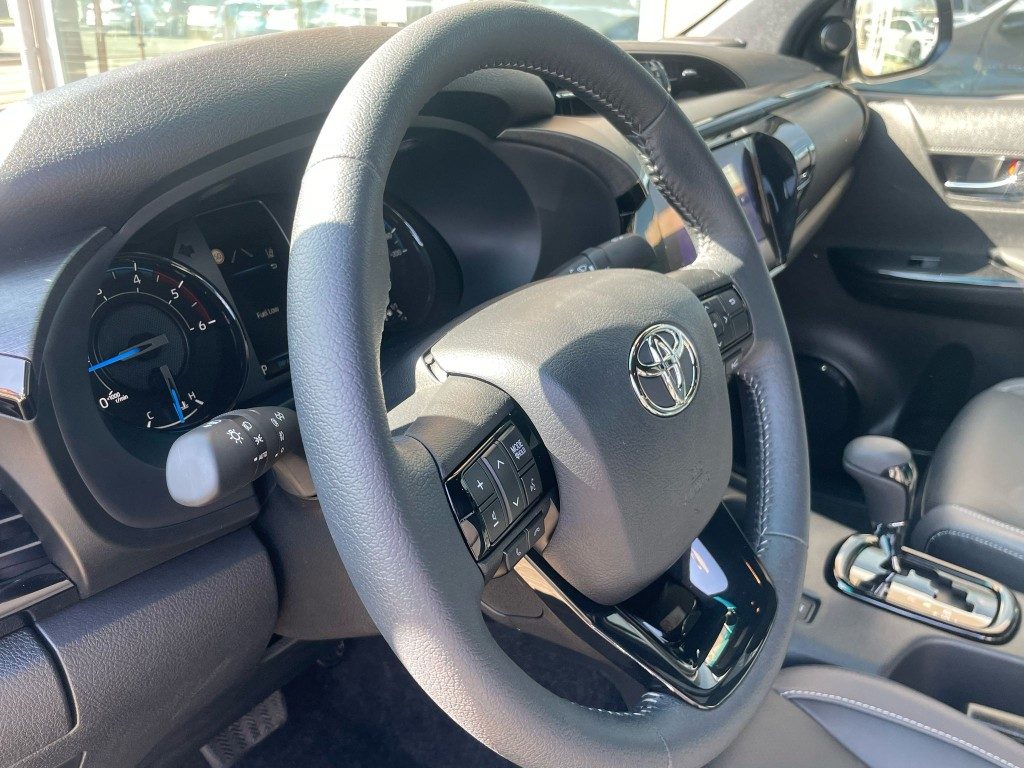 Toyota Hilux  2.8 D-4D A/T 4WD 48V 4 porte Double Cab Invincible