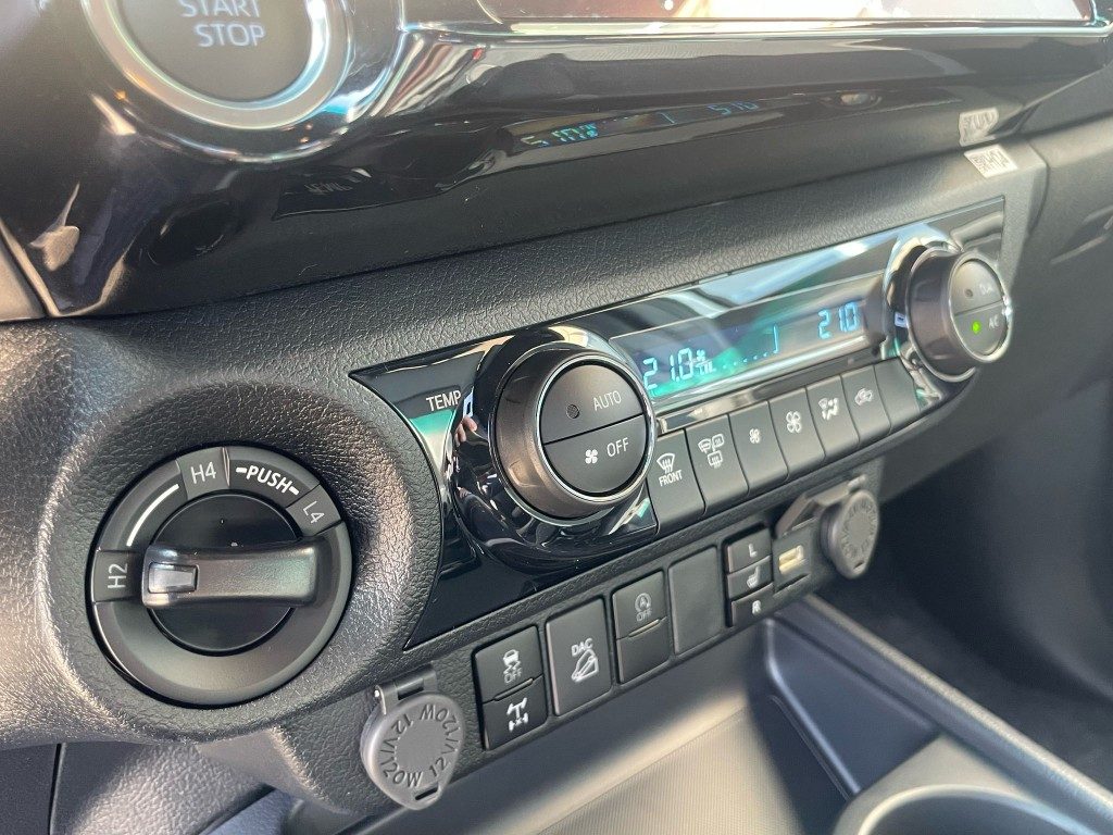 Toyota Hilux  2.8 D-4D A/T 4WD 48V 4 porte Double Cab Invincible