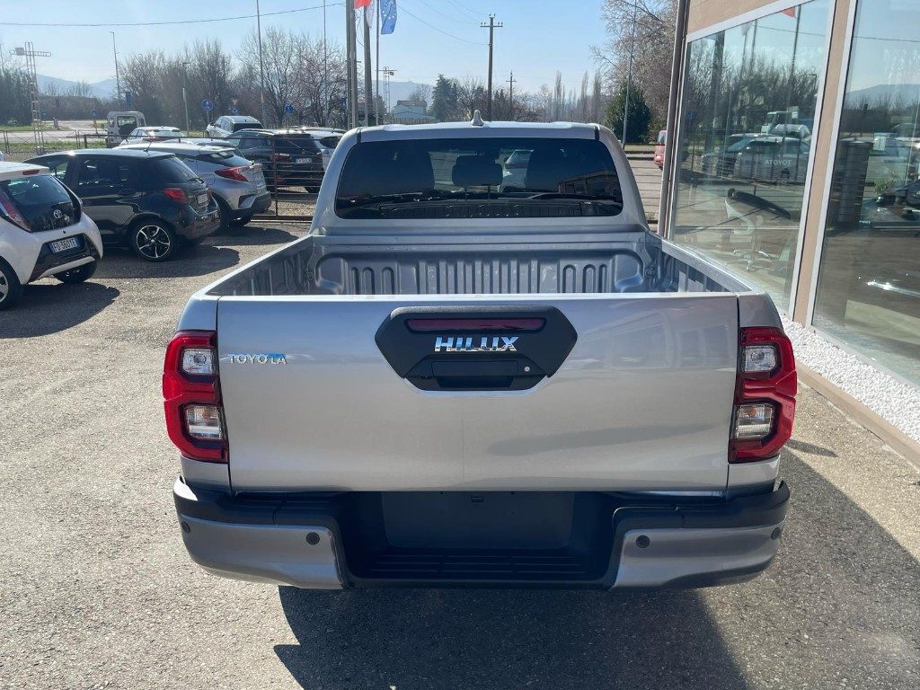 Toyota Hilux  2.8 D-4D A/T 4WD 48V 4 porte Double Cab Invincible