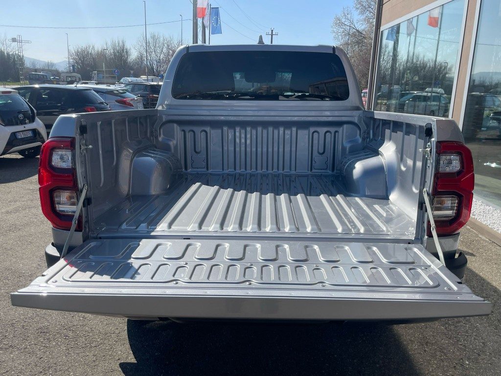 Toyota Hilux  2.8 D-4D A/T 4WD 48V 4 porte Double Cab Invincible