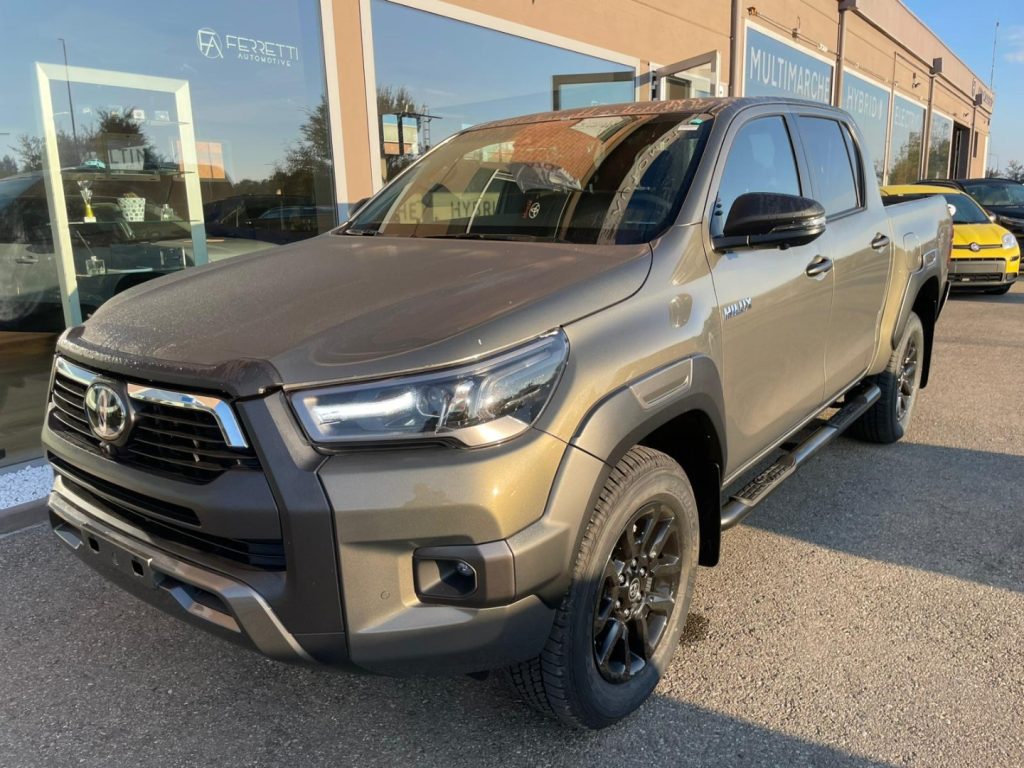 Toyota Hilux  2.8 D-4D A/T 4WD 48V 4 porte Double Cab Invincible