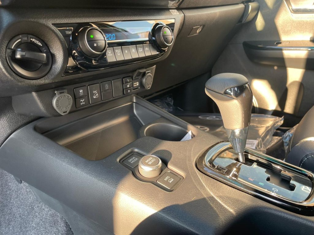 Toyota Hilux  2.8 D-4D A/T 4WD 48V 4 porte Double Cab Invincible