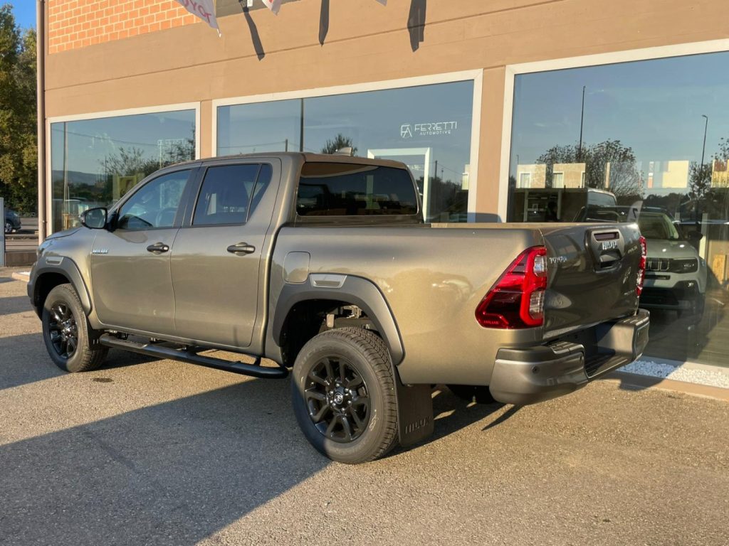 Toyota Hilux  2.8 D-4D A/T 4WD 48V 4 porte Double Cab Invincible