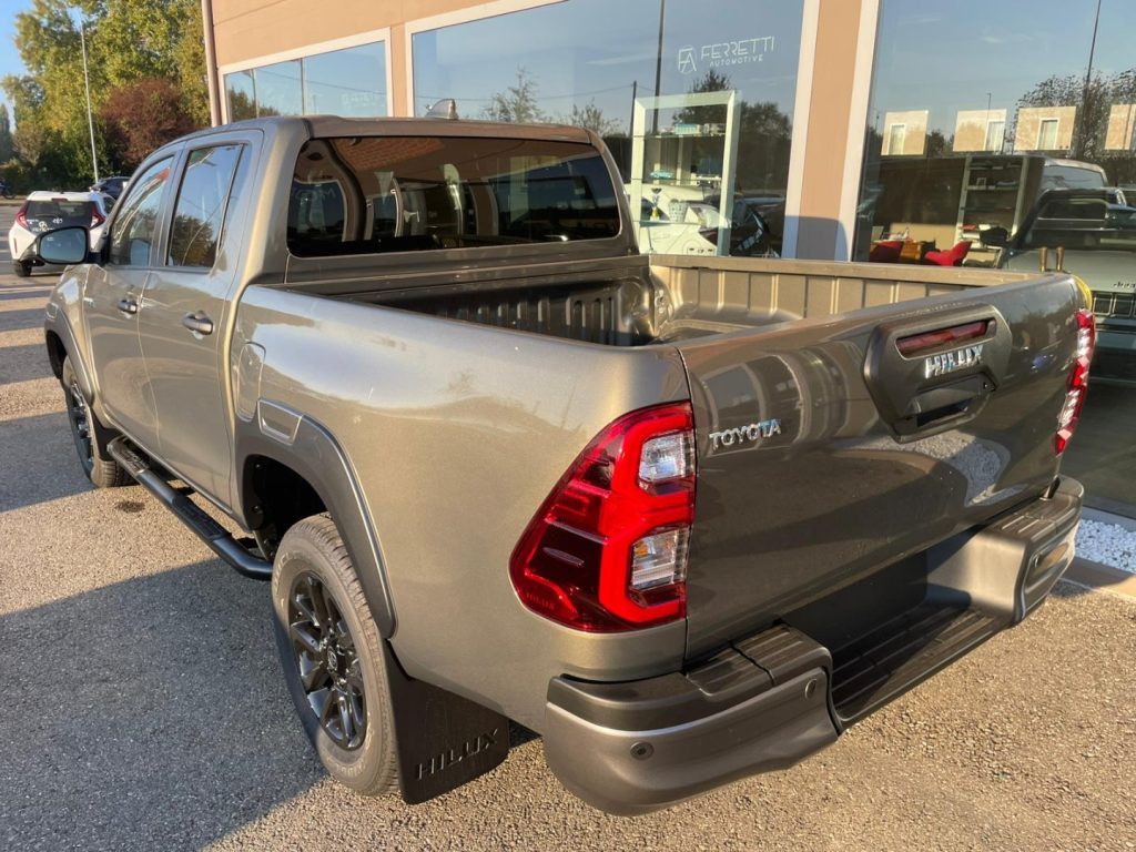 Toyota Hilux  2.8 D-4D A/T 4WD 48V 4 porte Double Cab Invincible