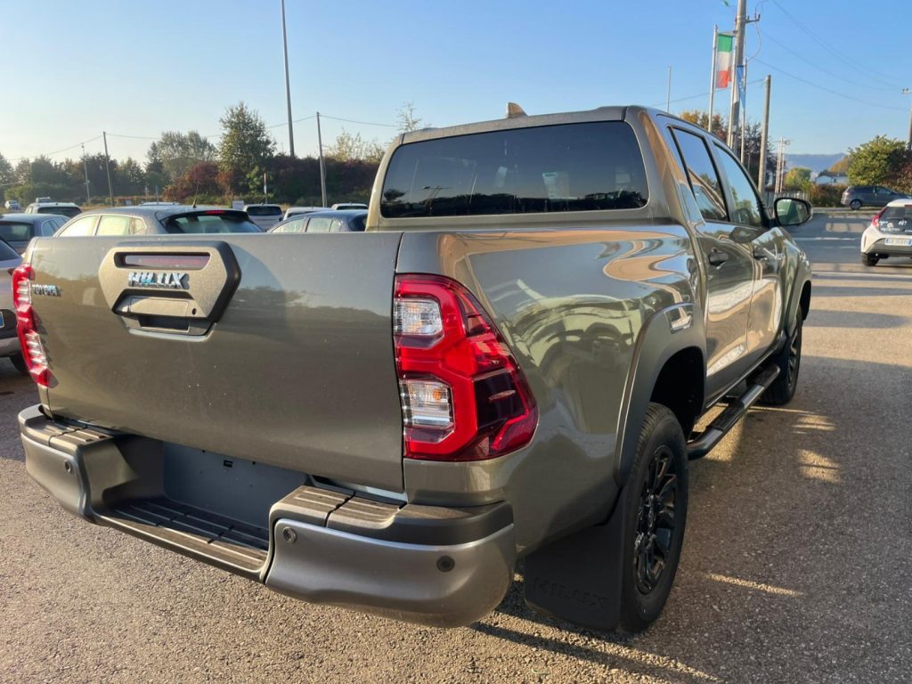 Toyota Hilux  2.8 D-4D A/T 4WD 48V 4 porte Double Cab Invincible