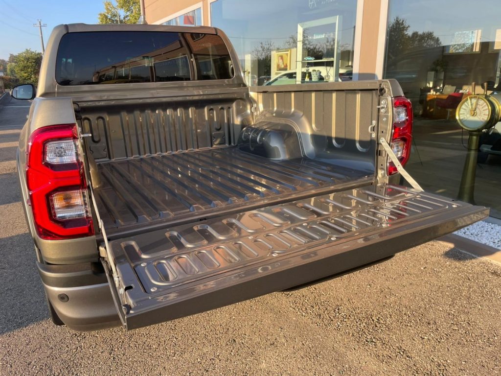 Toyota Hilux  2.8 D-4D A/T 4WD 48V 4 porte Double Cab Invincible