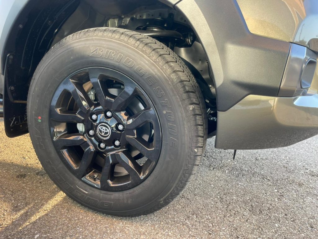 Toyota Hilux  2.8 D-4D A/T 4WD 48V 4 porte Double Cab Invincible