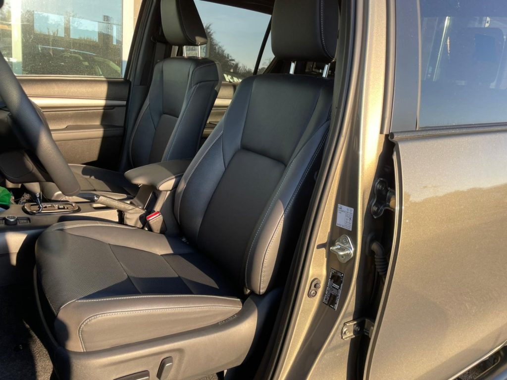 Toyota Hilux  2.8 D-4D A/T 4WD 48V 4 porte Double Cab Invincible