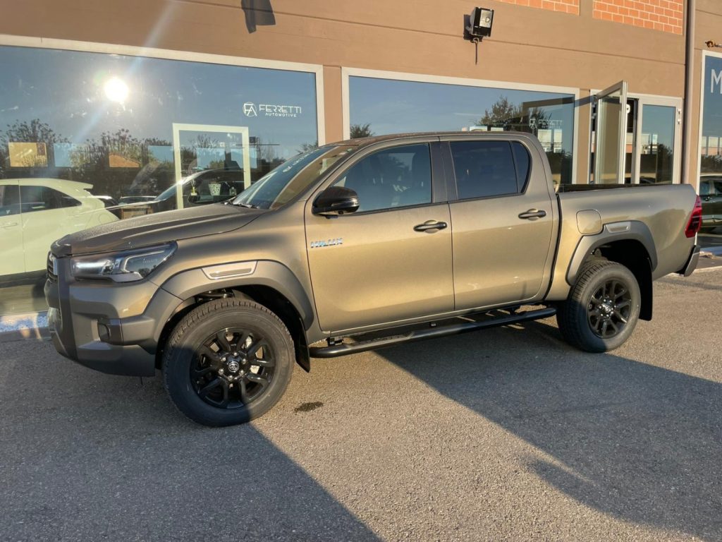 Toyota Hilux  2.8 D-4D A/T 4WD 48V 4 porte Double Cab Invincible