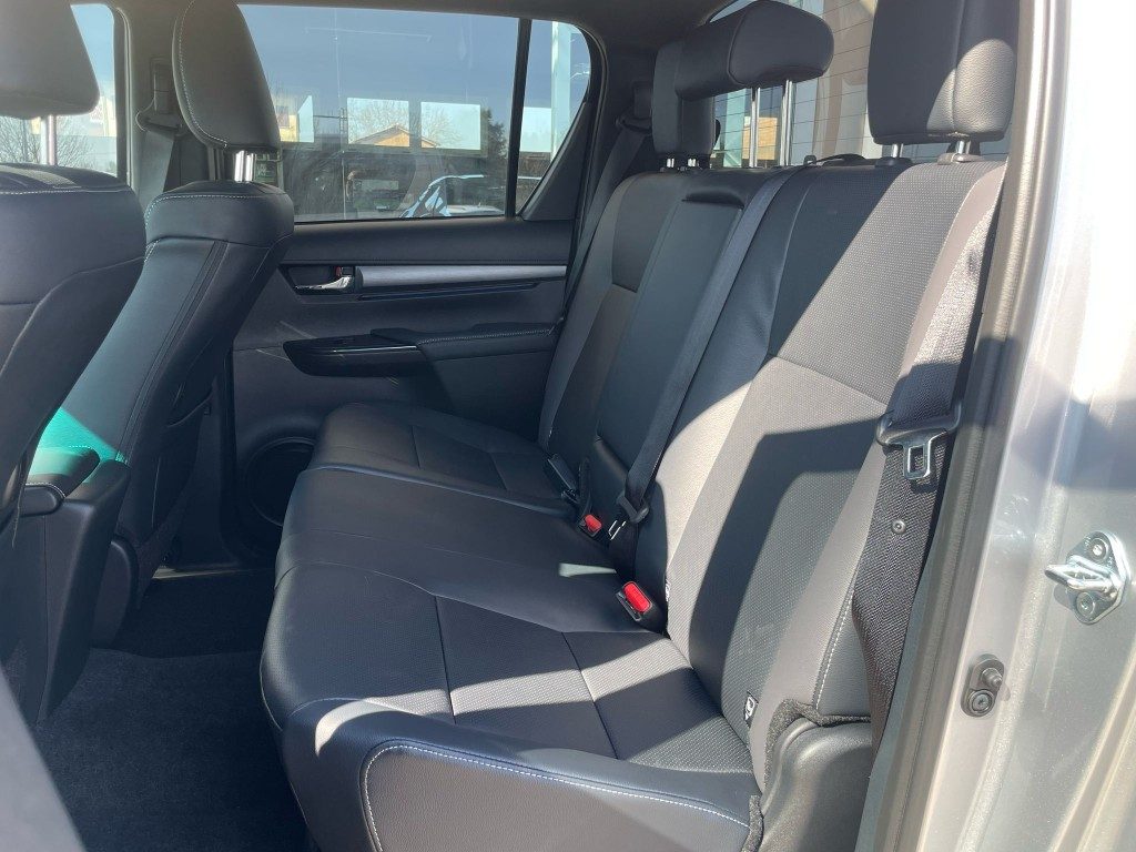 Toyota Hilux  2.8 D-4D A/T 4WD 48V 4 porte Double Cab Invincible